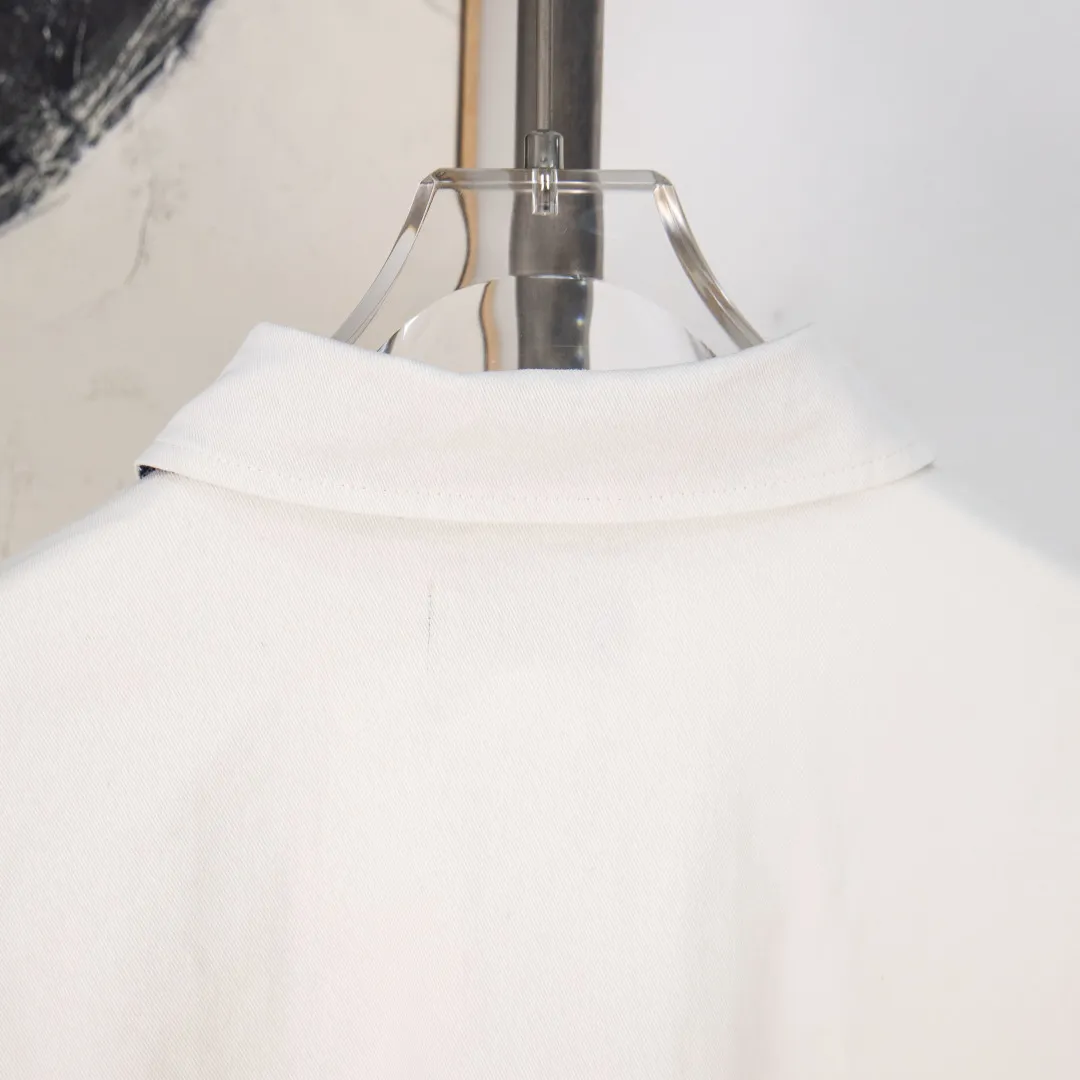 P360 zp version [Exclusive supply] Ralph Lauren/Ralph Lauren 2024aw new blue and white contrasting lapel white veteran short retro flight jacket - The face is made of washable twill washed cotton, soft and tangible✅ -Customized laser tortoise RL original hand-sewn buckle✅ -Vintage bronze natural paint double zipper✅ - 2024 new model, long-term out of stock at the counter, a very gentle white stand-up collar retro jacket The blue and white patch on the inner collar is a highlight that distinguishes the classic model. The two embroideries on the whole body echo the same color. The fabric is double-layered inside and outside. Both are made of pure cotton. There are buttons under the collar to fasten. Button cuffs + "polo" embroidery on the cuffs. The overall style is retro. There is also an elastic band at the hem. It can be casual or formal. Color: White Size: S M L XL Number: WW10747